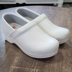 Dansko XP white leather classic clogs size 41